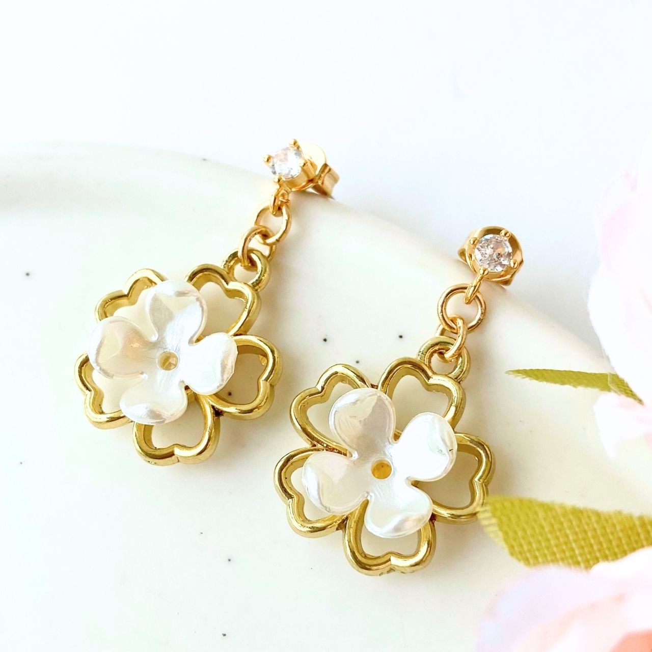 ホワイトフラワーピアス A15