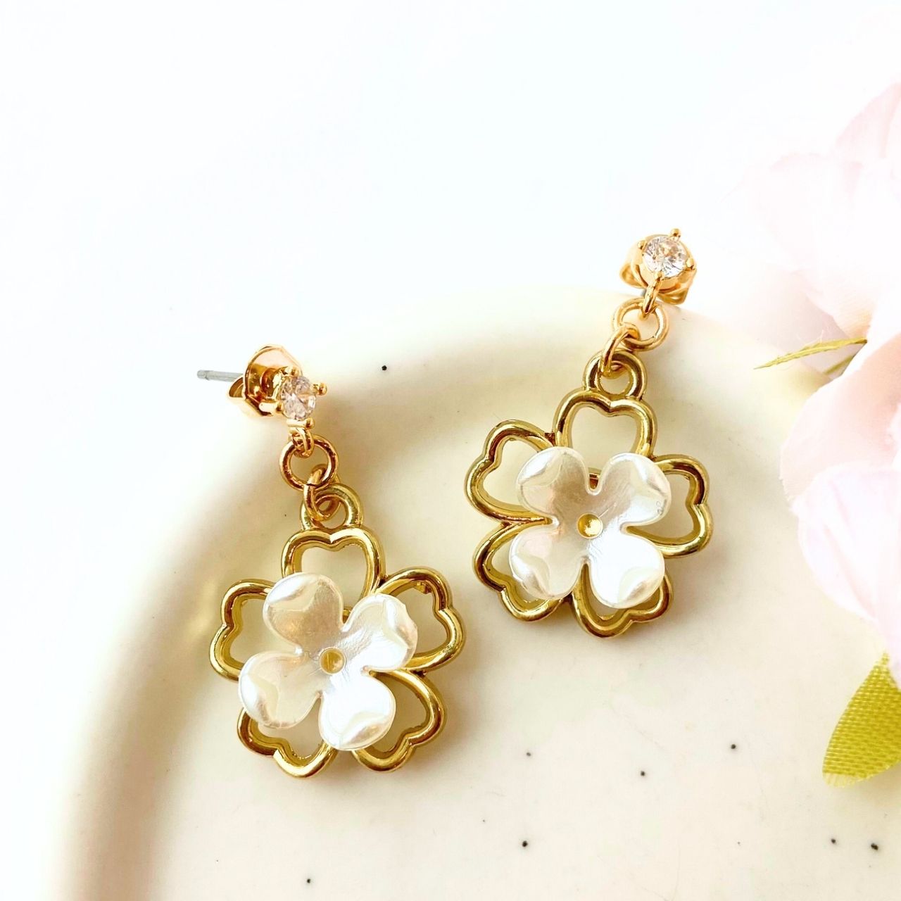 ホワイトフラワーピアス A15