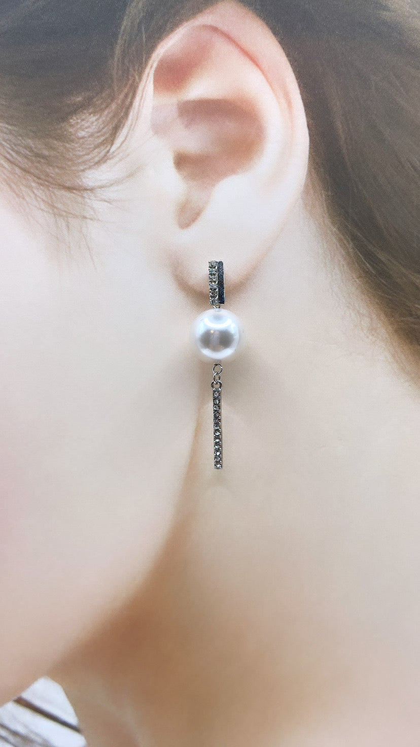 大粒パールラインストーンピアス A4