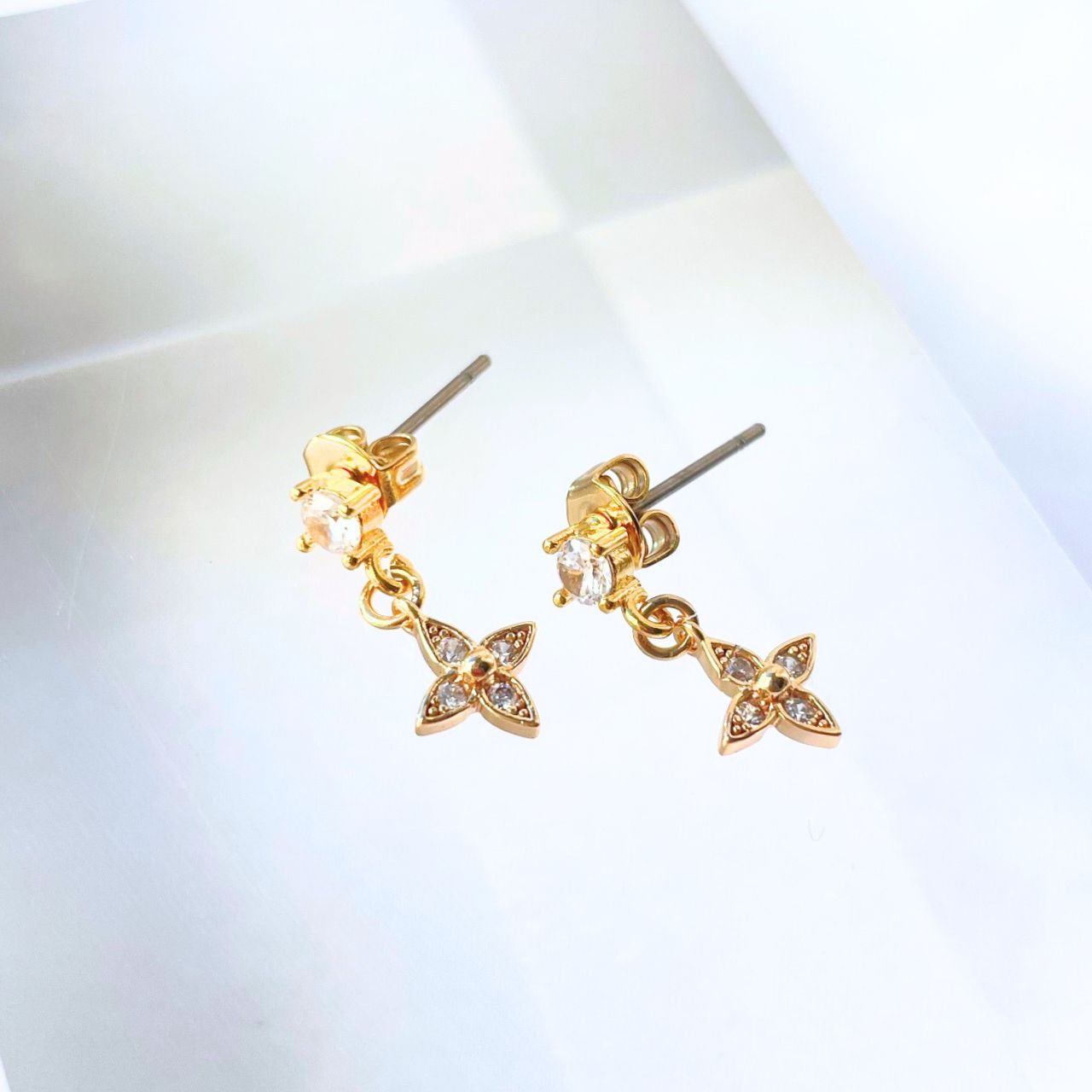 ジルコニアフラワーピアス ゴールド  A19