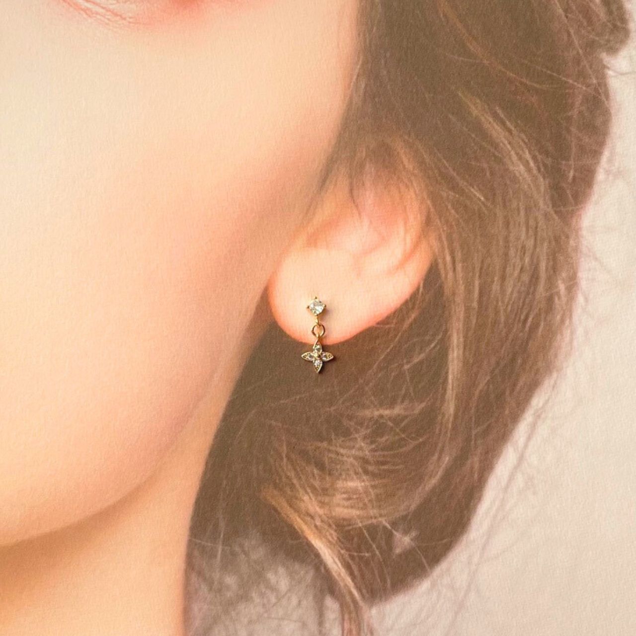 ジルコニアフラワーピアス ゴールド  A19