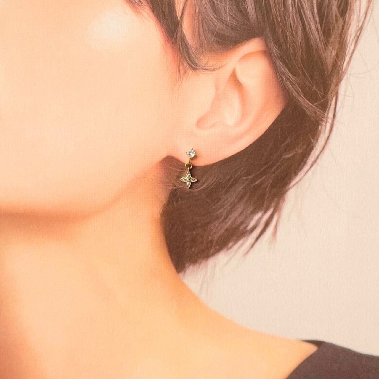 ジルコニアフラワーピアス ゴールド  A19