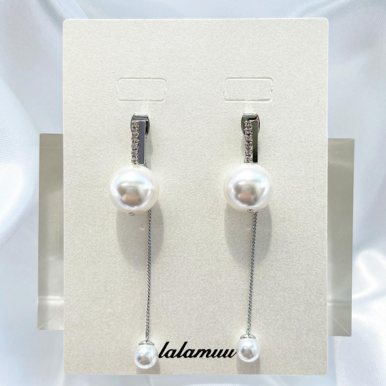 【ポスター着用作品】12mmパールラインストーンバー 6mmパールチェーンバックキャッチピアス A72