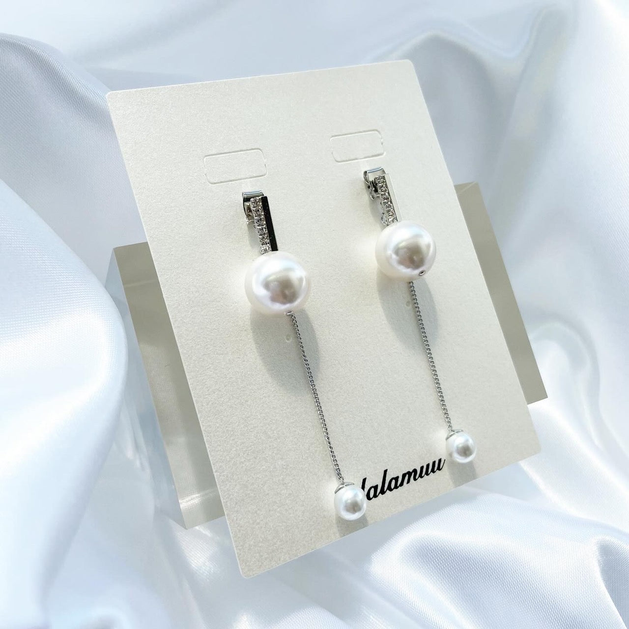 【ポスター着用作品】12mmパールラインストーンバー 6mmパールチェーンバックキャッチピアス A72