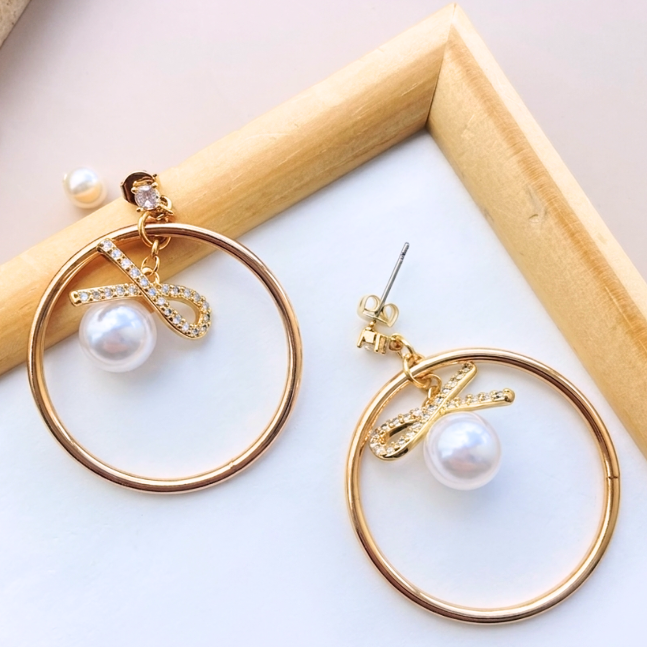 フープノット×8mmホワイトパールピアス