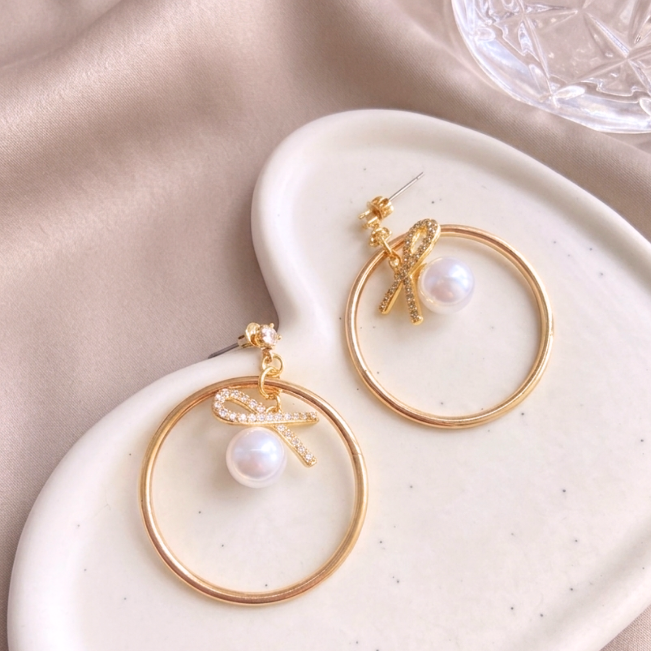フープノット×8mmホワイトパールピアス