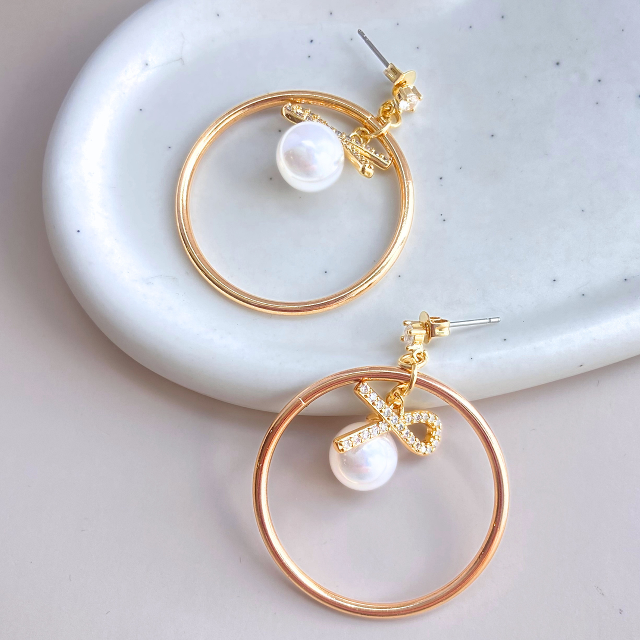 フープノット×8mmホワイトパールピアス