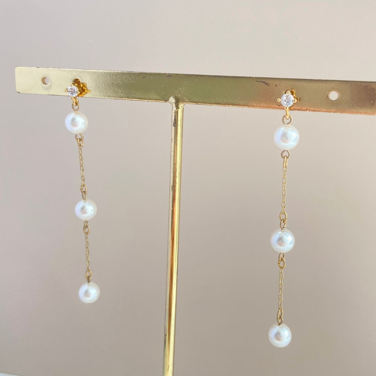 3連パールチェーンピアス