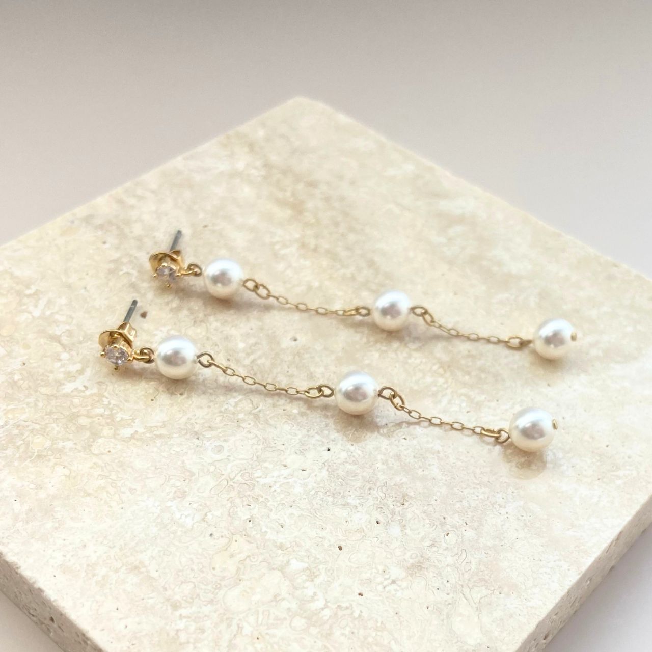 3連パールチェーンピアス