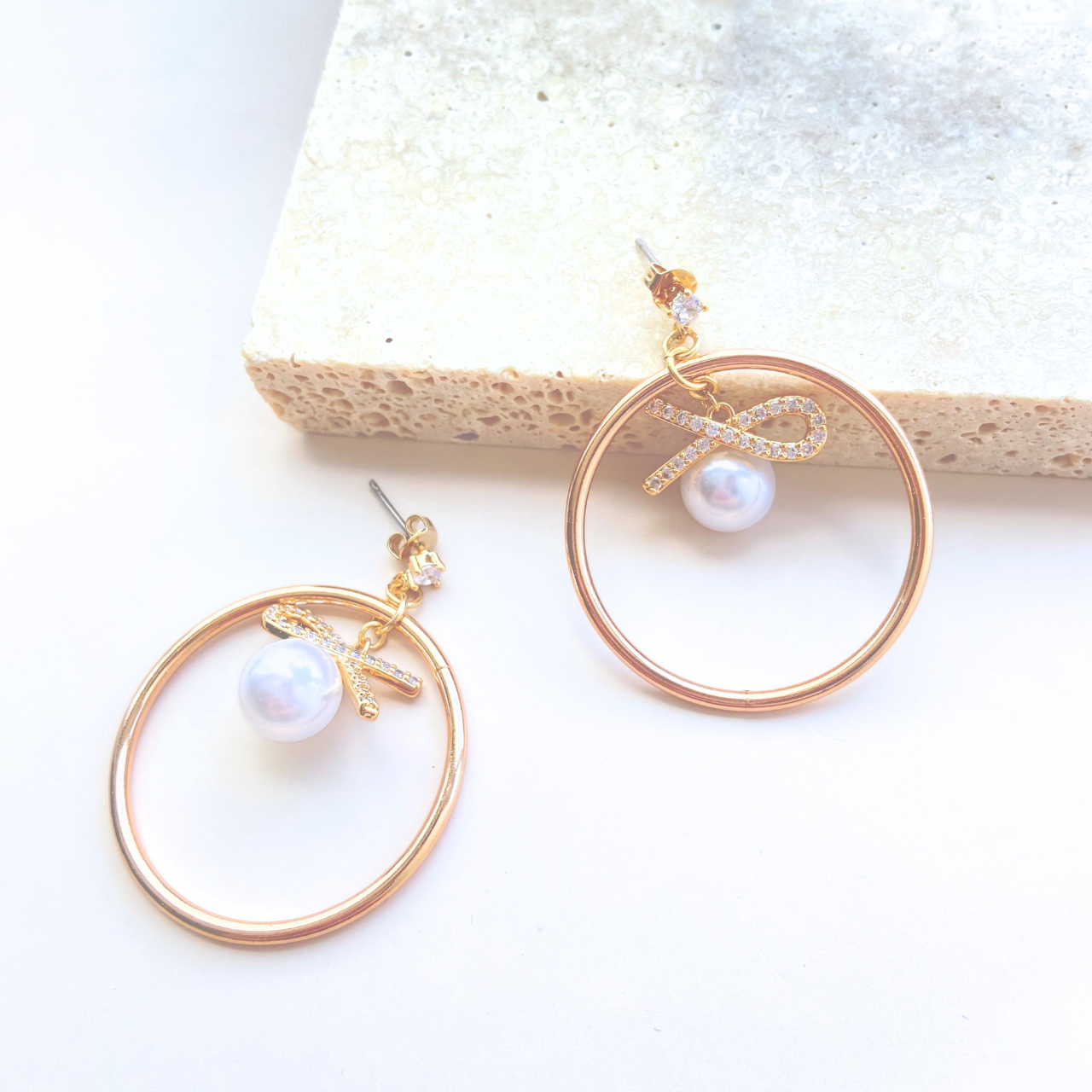 フープノット×8mmホワイトパールピアス
