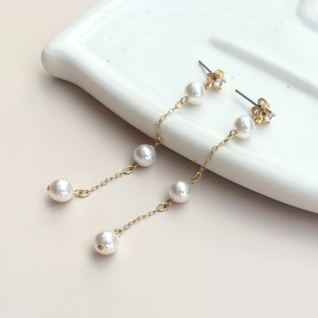 3連パールチェーンピアス