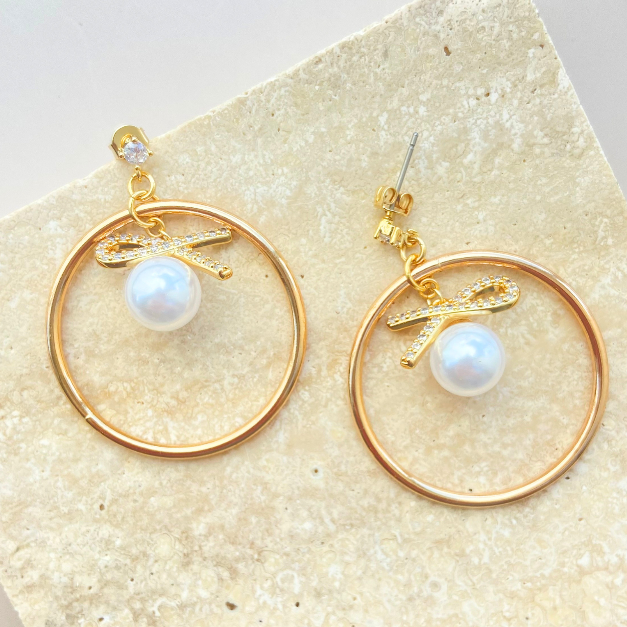 フープノット×8mmホワイトパールピアス